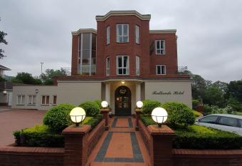 Redlands Hotel allows 18 year olds to book a room