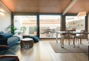 APG Carrer Nou Atic has Balcony rooms