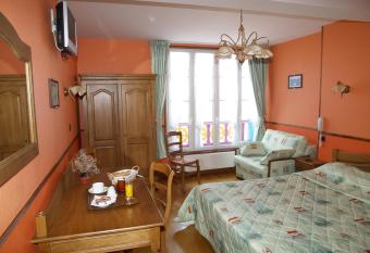 H  tel De Calais has rooms with a private hot tub