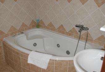 Elanthi Hostel kastoria has rooms with a private hot tub