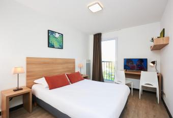 T  n  o Apparthotel Talence - Centre allows 18 year olds to book a room