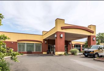 Clarion Hotel & Suites Hamden - New Haven has Balcony rooms