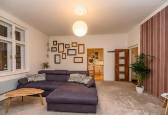       Carolina s Stylish Apartment       allows 18 year olds to book a room