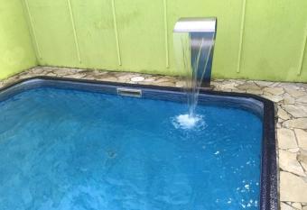 CASA COM PISCINA    MENOS DE 100 METROS DA PRAIA has Smoking/Balcony rooms