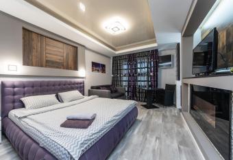 Luxrent Apartments on Lesi Ukrainki - Kiev has rooms with a private hot tub