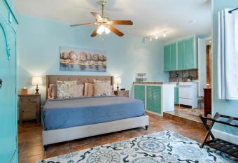 Auld Sweet Olive Bed And Breakfast has Balcony rooms