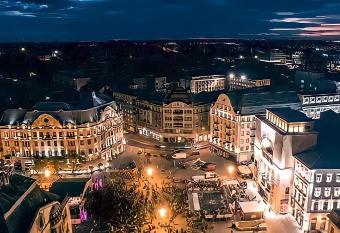 Belle Vue Ultracentral Apartments has rooms with a private hot tub