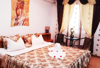 Pensiunea Red Rose Apartments has rooms with a private hot tub