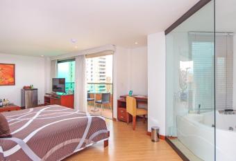 Hotel Casa Victoria has rooms with a private hot tub