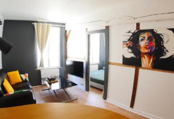 Coeur de ville, joli 2 pieces au 1er   tage, Wifi ! allows 18 year olds to book a room