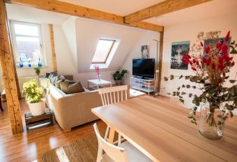 Zentrales 80m2 Maisonette-Loft mit Balkon, Kingsize Bett, Smart-TV, etc has Balcony rooms