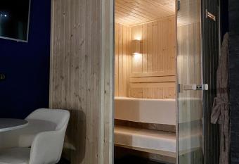 Salon Boyer allows 18 year olds to book a room