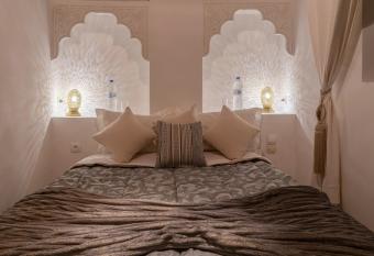 Riad dar El Arsa Rooftop & jacuzzi has rooms with a private hot tub