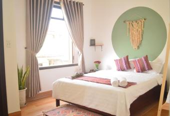 Corner Night Market Homestay has Balcony rooms