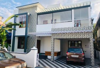 Stanly s Luxury Orchid Villa has Balcony rooms