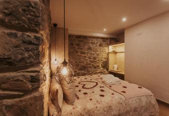 La Caseta de Subirana has rooms with a private hot tub