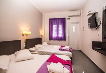 VILLA LOULA-MARIA has Balcony rooms