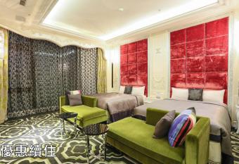 Mulan Motel Taipei has rooms with a private hot tub