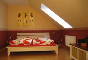 Afrikanisches Ambiente allows 18 year olds to book a room