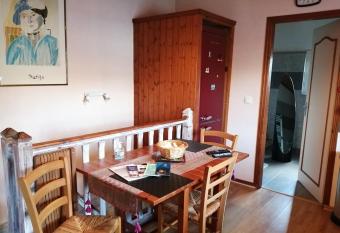 Joli appartement tr  s clair has rooms with a private hot tub