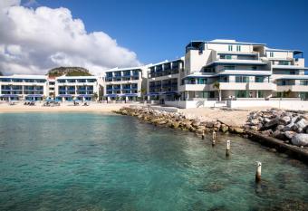 Hilton Vacation Club Flamingo Beach Sint Maarten allows 18 year olds to book a room