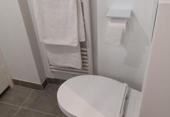 Appartement spa privatif et cin  ma centre ville has rooms with a private hot tub