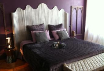 Chambres d Hotes La Chartreuse des Eyres has rooms with a private hot tub