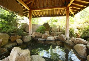 Hotel Yume-no-yu allows 18 year olds to book a room