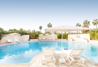 Radisson Hotel Nice Airport allows 18 year olds to book a room