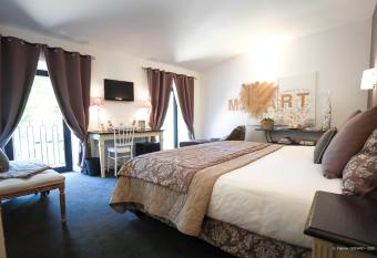 Hotel Restaurant du Parc en Bord de Rivi  re has rooms with a private hot tub