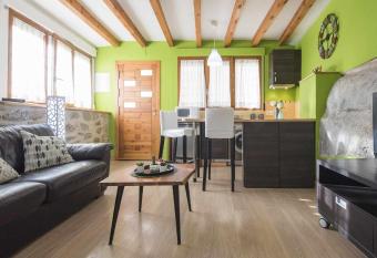 LA CASITA DE TOLEDO en pleno Centro Hist  rico has Balcony rooms