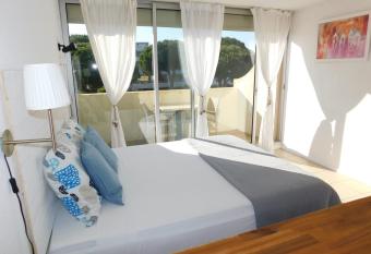 Studio 43 climatis   terrasse vue mer allows 18 year olds to book a room