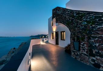 Pearl of Caldera Oia - Boutique Hotel by Pearl Hotel Collection allows 18 year olds to book a room