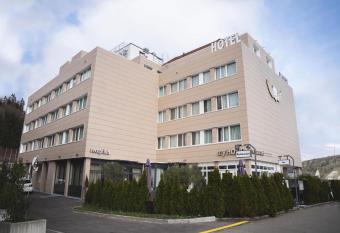 My Home Hotel - Free Parking allows 18 year olds to book a room