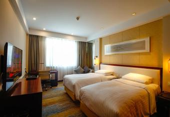 Courtyard by Marriott Wuxi Lihu Lake has rooms with a private hot tub