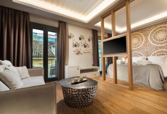 Carpe Diem Boutique Hotel has rooms with a private hot tub