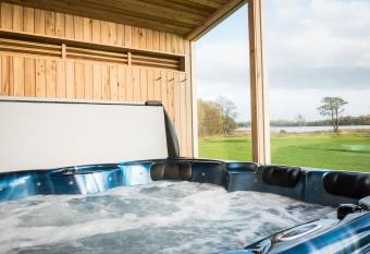 Platinum Lakeside Lodge at Mullans Bay has Balcony rooms