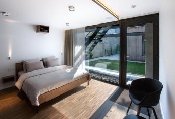 B&B Snooz Inn has Balcony rooms