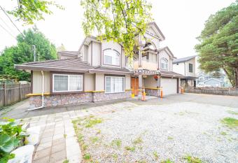Lee's Place has rooms with a private hot tub