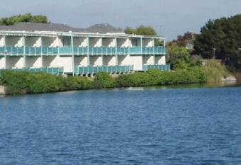 Coral Reef Inn & Condo Suites has Balcony rooms