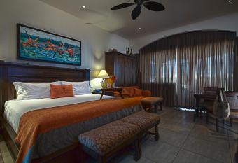 Grand Residences Riviera Cancun, All Inclusive has rooms with a private hot tub