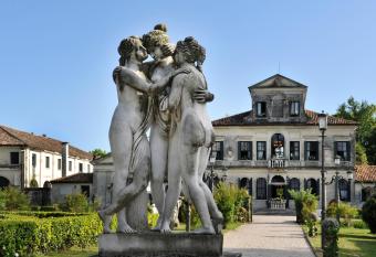 Villa Navagero Erizzo - Ca  Rocchetto 2 has rooms with a private hot tub