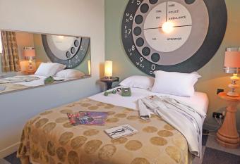 Detective Hotel allows 18 year olds to book a room