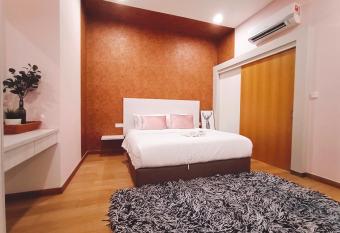 Plaza Arkadia Desa Parkcity by KLhomesweet has Balcony rooms