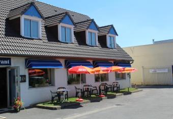 HOTEL Chateau-Thierry Centre allows 18 year olds to book a room