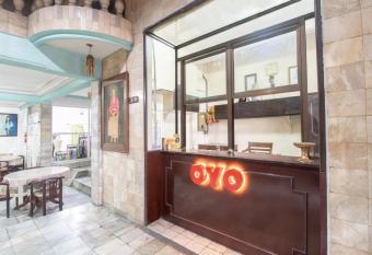OYO 2580 Hotel Puri Royan allows 18 year olds to book a room
