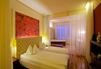 Hotel-Restaurant Allmer has rooms with a private hot tub