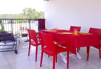 Appartement de 2 chambres avec vue sur la mer jardin clos et wifi a Le Vauclin has Balcony rooms