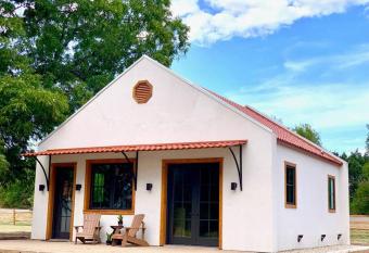 Little Dutch Cabin #2 -12 Min to Magnolia-Baylor allows 18 year olds to book a room