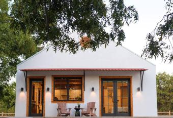 Little Dutch Cabin #3 - 12 min to Magnolia-Baylor allows 18 year olds to book a room